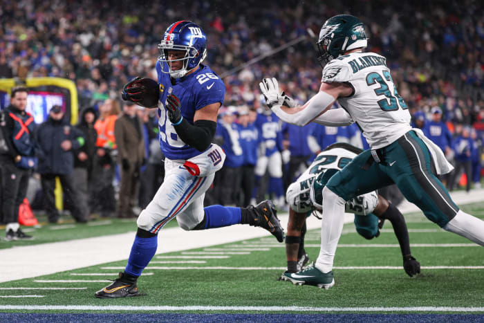 Saquon Barkley scores a TD against the Eagles, a team he will join after signing a big contract in free agency